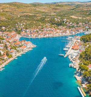 ilmakuva satamasta, jossa on veneitä vedessä