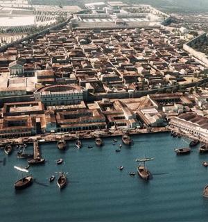 鸟瞰城市,水中有船只