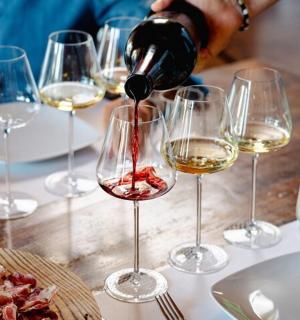 一个人正在往酒杯里倒酒