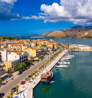 水上にボートがある街の景色