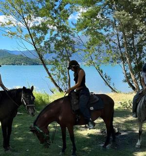 คนสามคนขี่ม้าใกล้แหล่งน้ำ