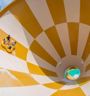 通往有冲浪板的海滩的螺旋楼梯