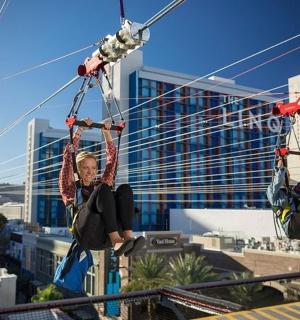 一名男子正在城市里玩滑索