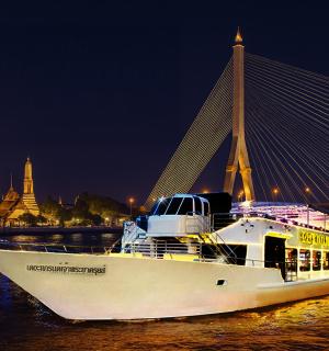 桥边水中的一艘船