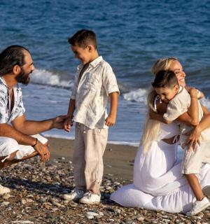 一群人和一名孩子在海滩上