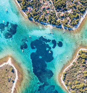 en flygvy över två öar i havet