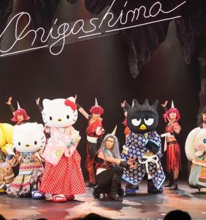 舞台上一群穿着戏服的人