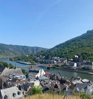 有一条河和一座桥的小镇景色