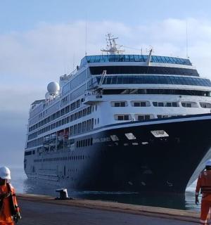 一艘大型游轮停靠在海滩上