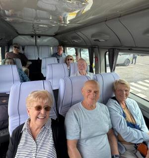 一群人坐在公共汽车的后座