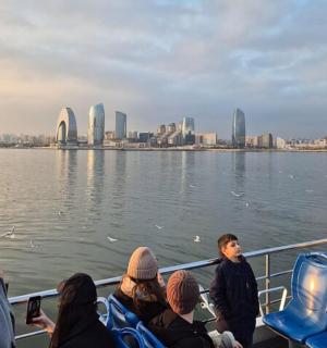 一群人在水中的船上