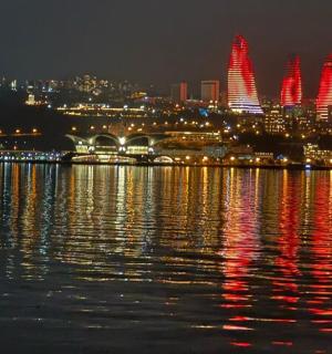 夜晚从水上看到的城市景观
