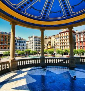 城市建筑中的泳池景观