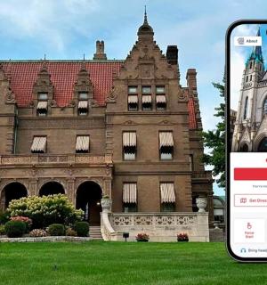 一座老建筑前有一部手机