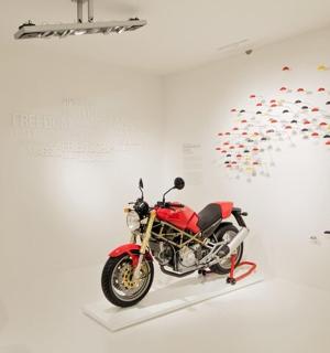 博物馆展览中展出的一辆红色摩托车