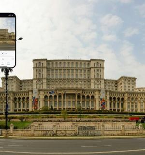 sebuah bangunan besar dengan telefon bimbit di hadapannya