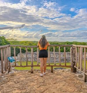 一位女士站在木凳上欣赏风景