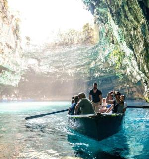 skupina lidí na lodi v jeskyni