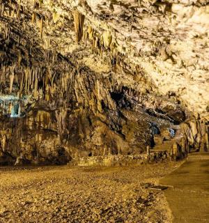 пећина са стазом унутра