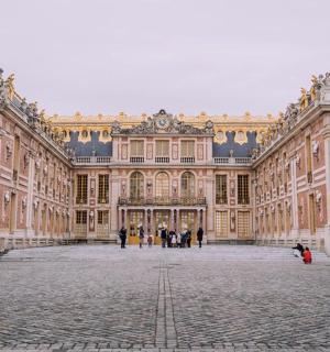 一座大楼,外面站着一些人