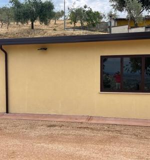 一栋侧面有窗户的黄色建筑