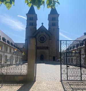 brána vedoucí k budově s hodinovou věží