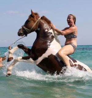 dwie kobiety jadą konno po oceanie