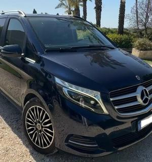 černé SUV zaparkované na parkovišti