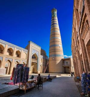 街道中央有一座塔楼的清真寺