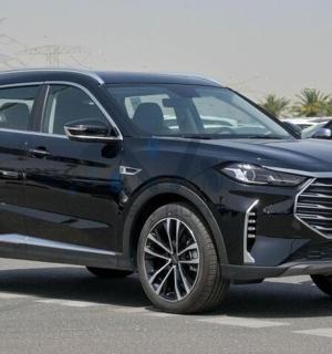 一辆黑色汽车停在停车场