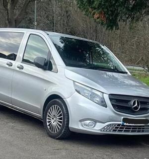 一辆银色货车停在停车场