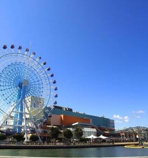 ruské kolo před budovou