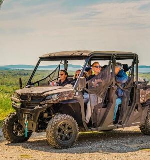 eine Gruppe von Menschen, die in einem Geländewagen fahren