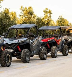 drei Vierräder nebeneinander auf einer Straße geparkt