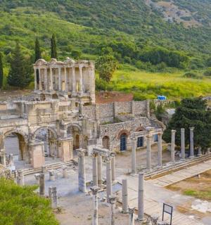 an old building with a bunch of pillars in front