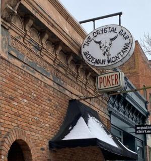 cedule na boku cihlové budovy