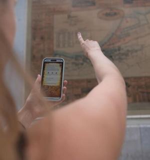 手里拿着手机的人