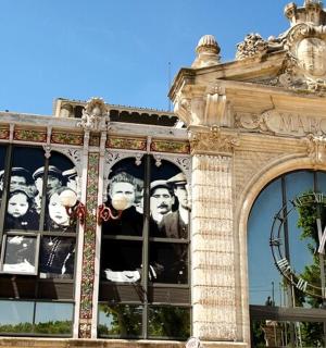 窗户上有很多面孔的建筑