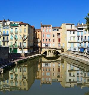 一座横跨河流的桥梁，位于一座有建筑物的城市中