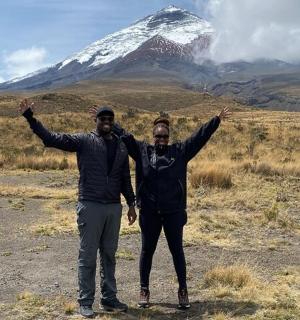 ein Mann und eine Frau stehen vor einem Berg