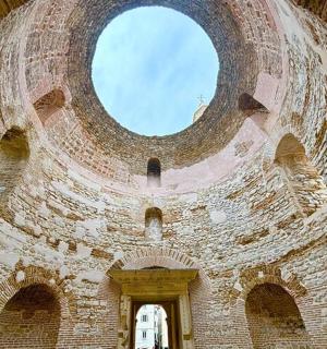 velká cihlová budova s kulatým oknem