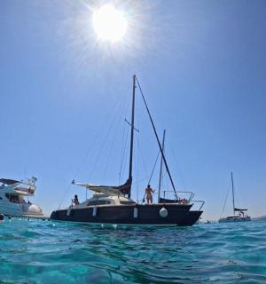 水中的小船,背后有阳光