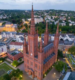 带有钟楼的建筑的鸟瞰图