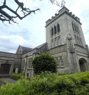 一座带有窗户的塔楼的大型石头建筑