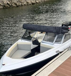 停泊在码头的一艘白色小船