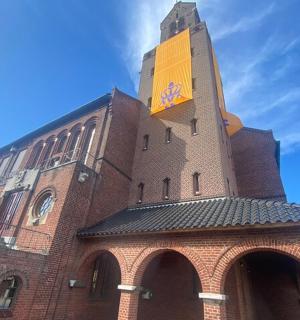 一座带有钟楼的高砖建筑