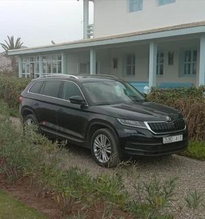 černé auto zaparkované před domem