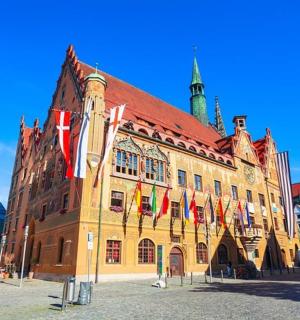 budova s hromadou vlajek