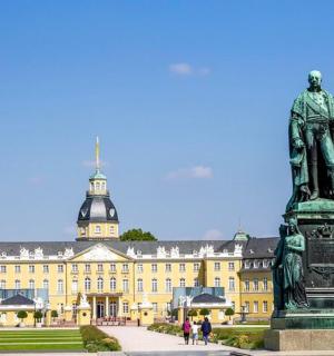 一座大楼前的雕像