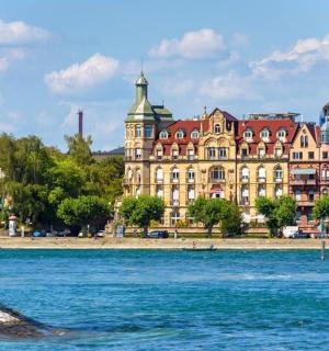 建筑物前的河流景观